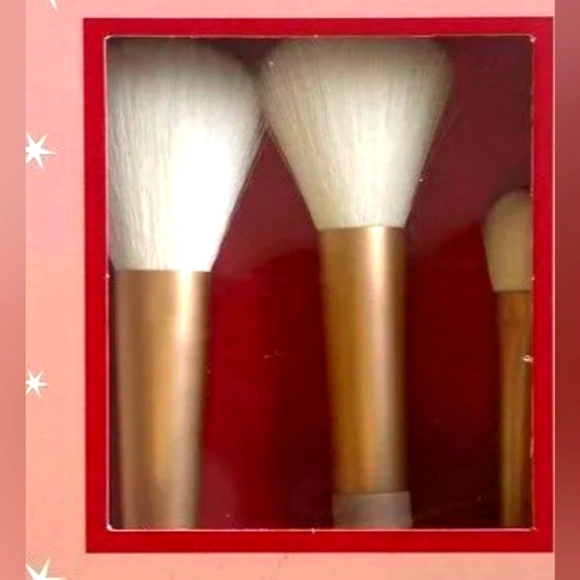 New Holler and Glow mini makeup brush set. BLEND IT BETTERMINI MAKEUP BRUSH SET - Picture 1 of 6